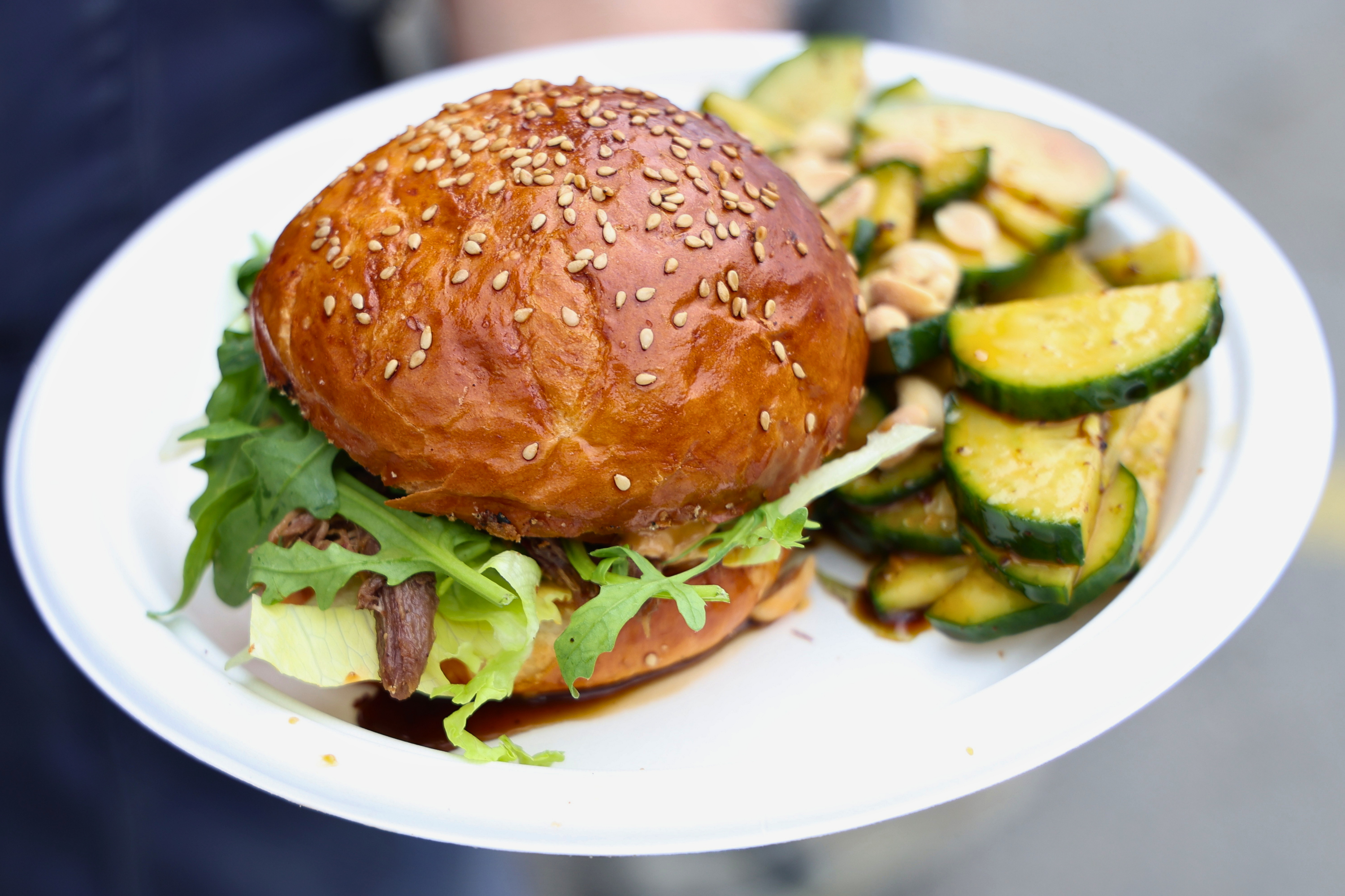 Brioche Bun mit Sichuan Roastbeef und Gurken-Erdnuss-Salat